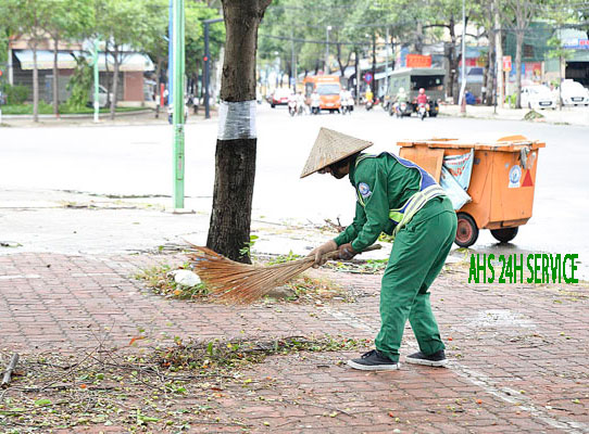 Nhân viên lao công quét rác lề đường