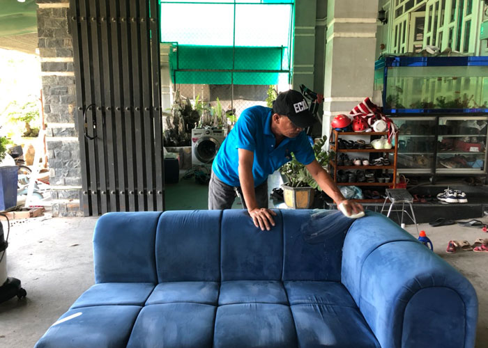 Bôi hoá chất lên mặt ghế sofa