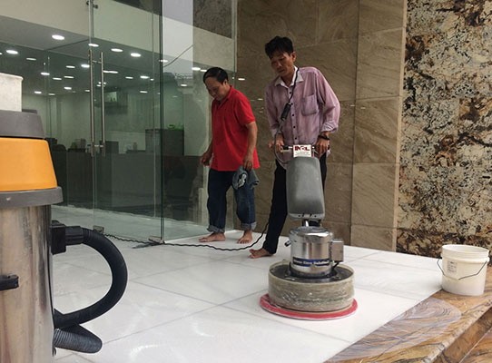 Mài phẳng các gờ cho đá Marble