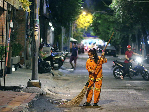 Nhân viên lao công quét rác đường phố