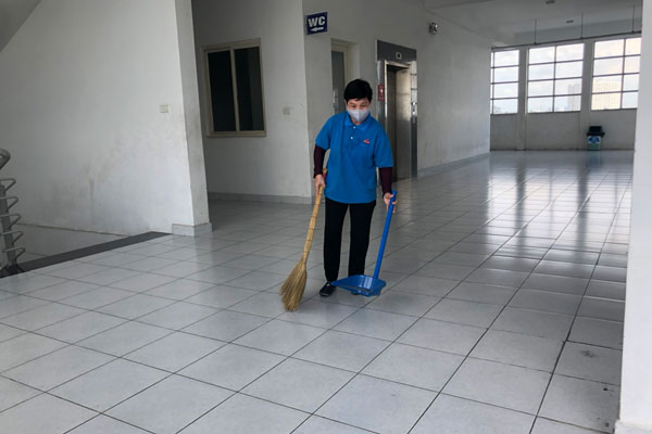 Cung cấp nhân viên vệ sinh Quét rác, bụi, đất cát trên sàn nhà