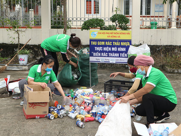 Nhân viên lao công phân loại rác thải