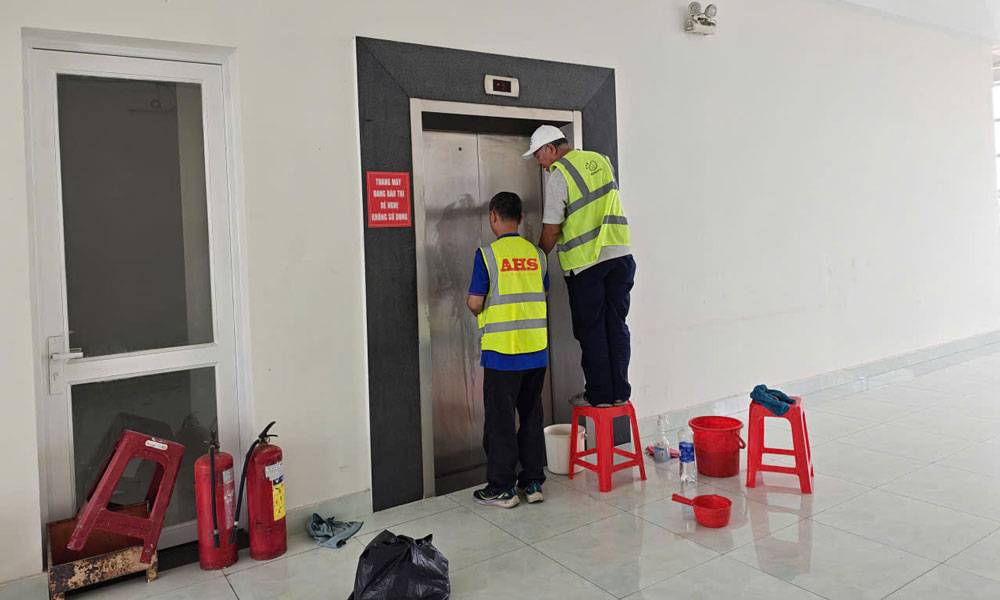 vệ sinh và tẩy sạch mói vết bẩn vết ố