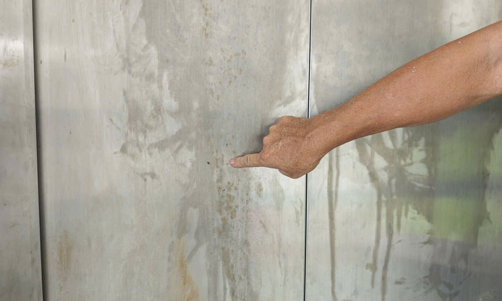 Thang máy bị trầy xước