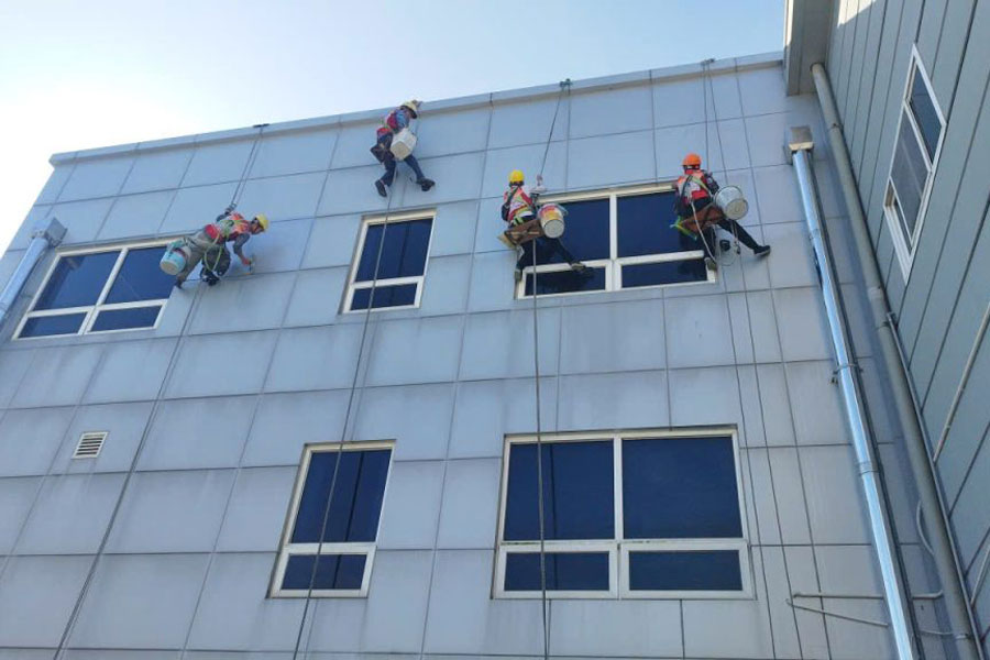 Vệ sinh cửa kính nhà xưởng