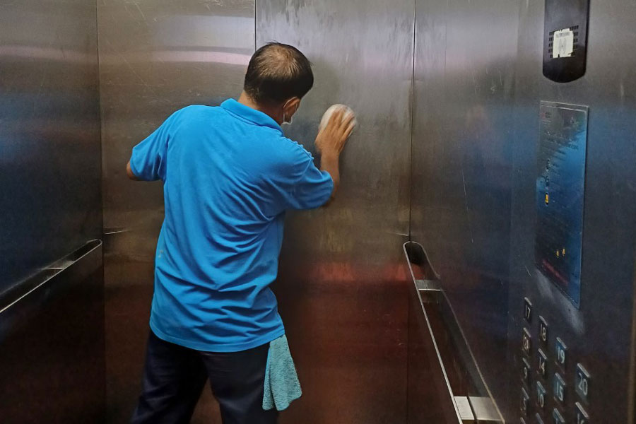 Tẩy sạch vết bẩn, vết ố bám trên thang máy