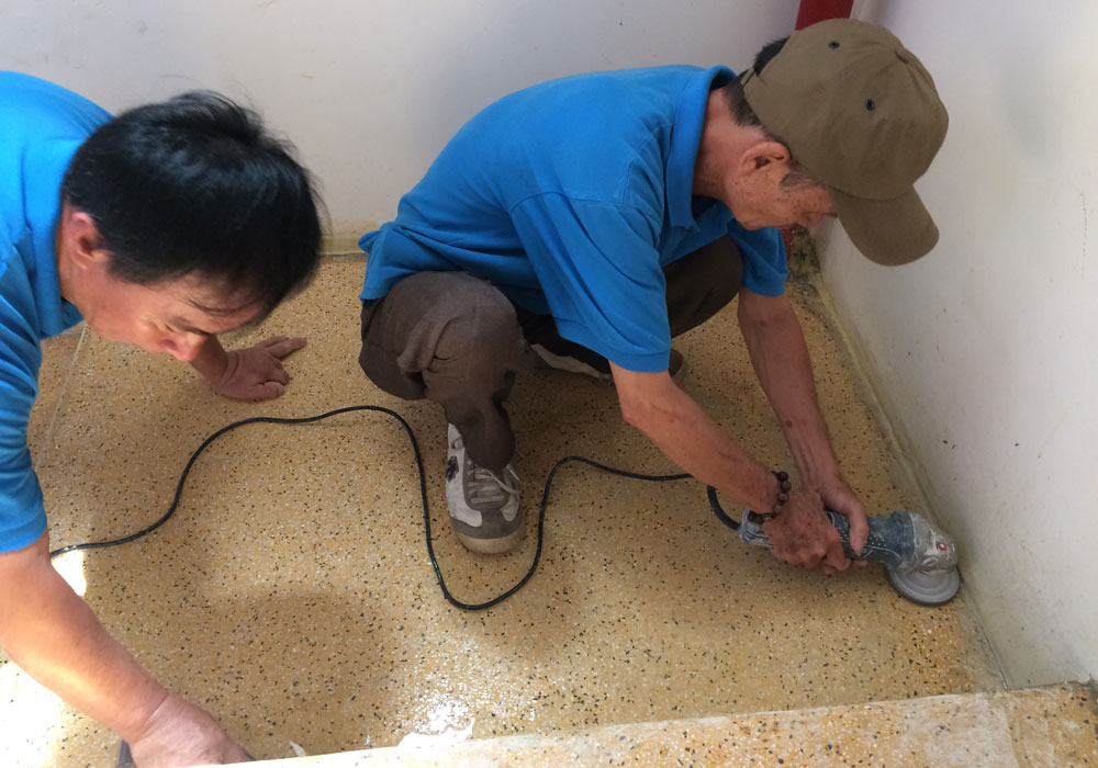 Đánh bóng các góc cạnh của cầu thang