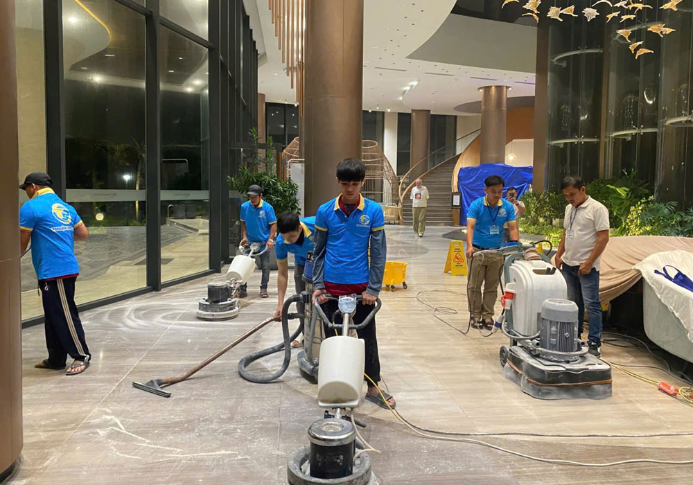 Đội ngũ nhân viên thi công đánh bóng