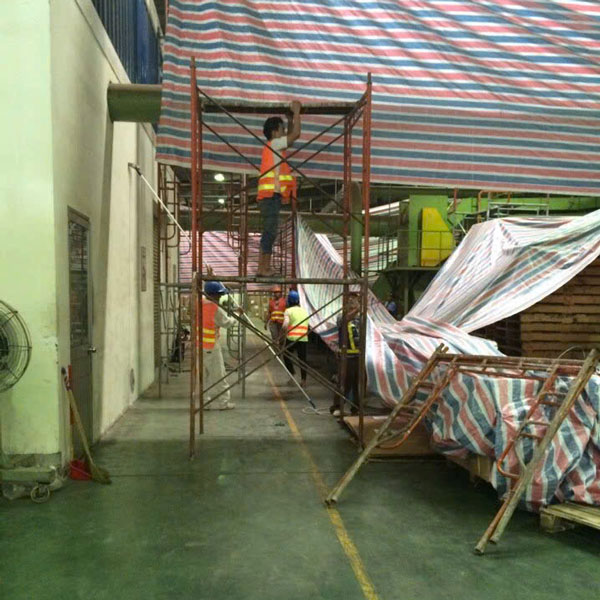 Sử dụng giàn giáo để vệ sinh tường tôn