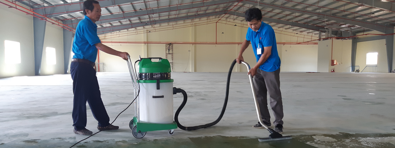 hút nước sau khi đã chà sàn