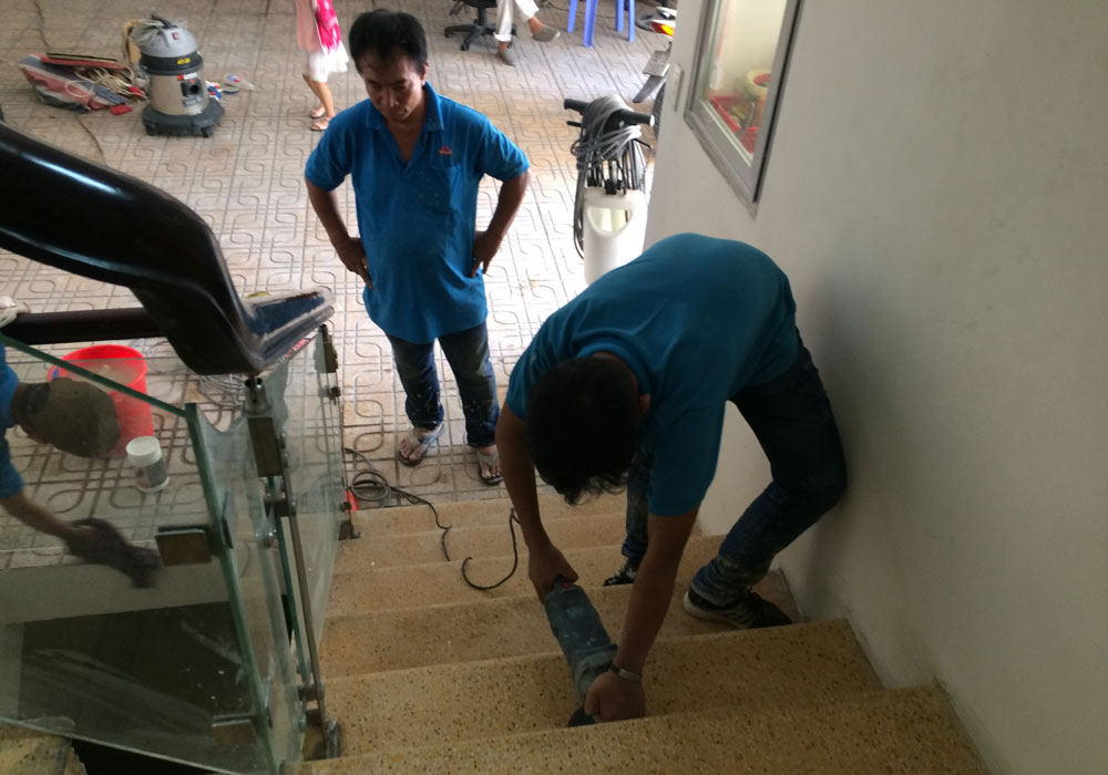 Mài phá bỏ các vết bẩn vết ố trên mặt