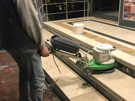 Tam cấp làm bằng đá Marble