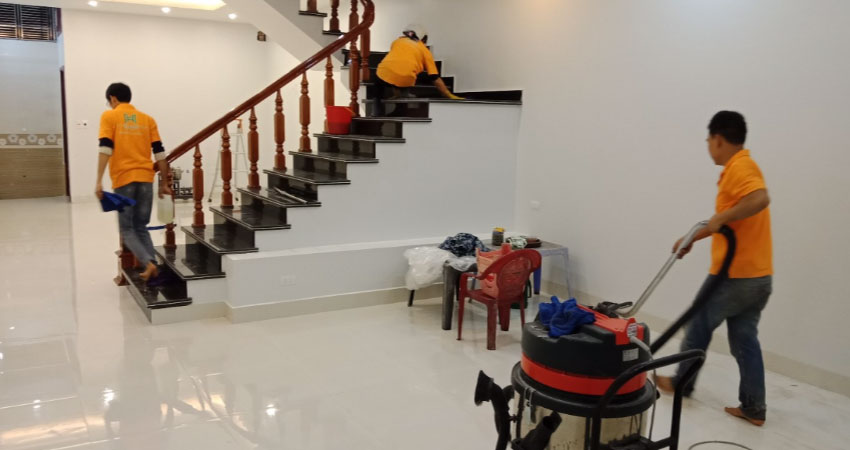 Đánh bóng bậc tam cấp trong nhà