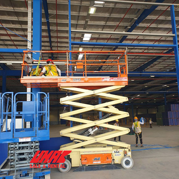 Sử dụng xe nâng người để vệ sinh trần tôn