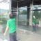 Vệ sinh cửa kính nhà xưởng